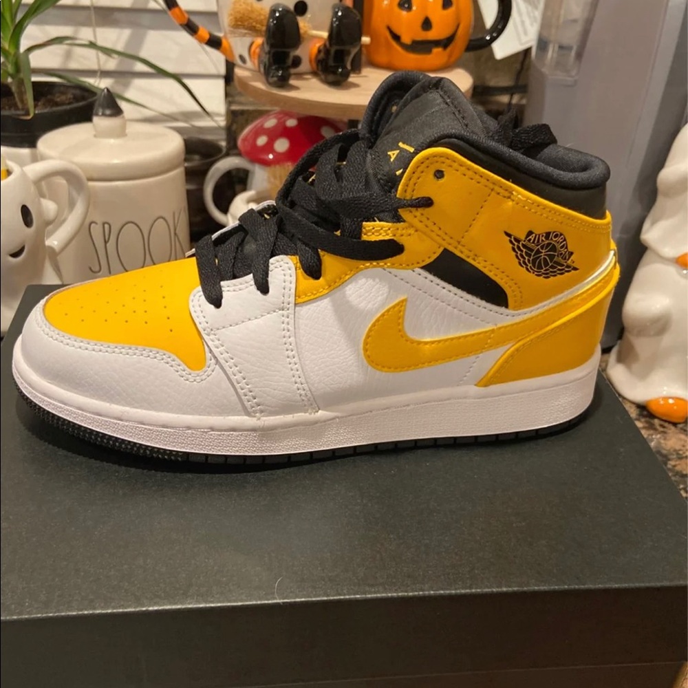 Air Jordan 1 Mid. Size 4Y